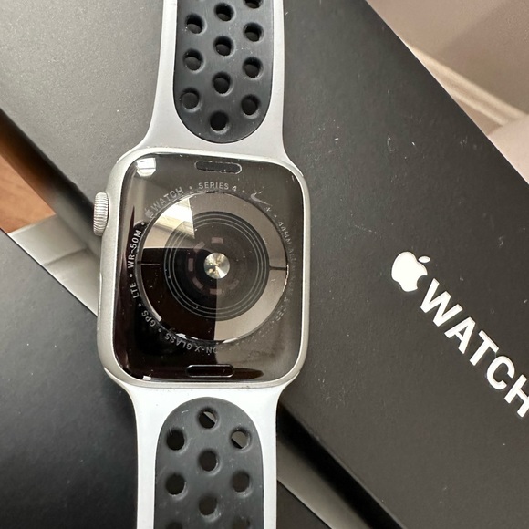 Nike+ Apple Watch 4mm Cellular+GPS - Picture 2 of 3